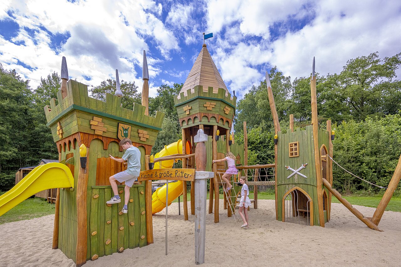 Parque infantil castillo, toboganes y ni�os en camping CAPFUN het Winkel Winterswijk
