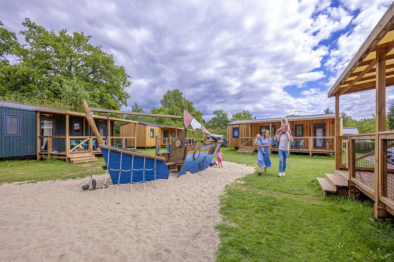 Zona de juegos barco y Mobil-homes modernos en el camping CAPFUN het Winkel en Winterswijk.