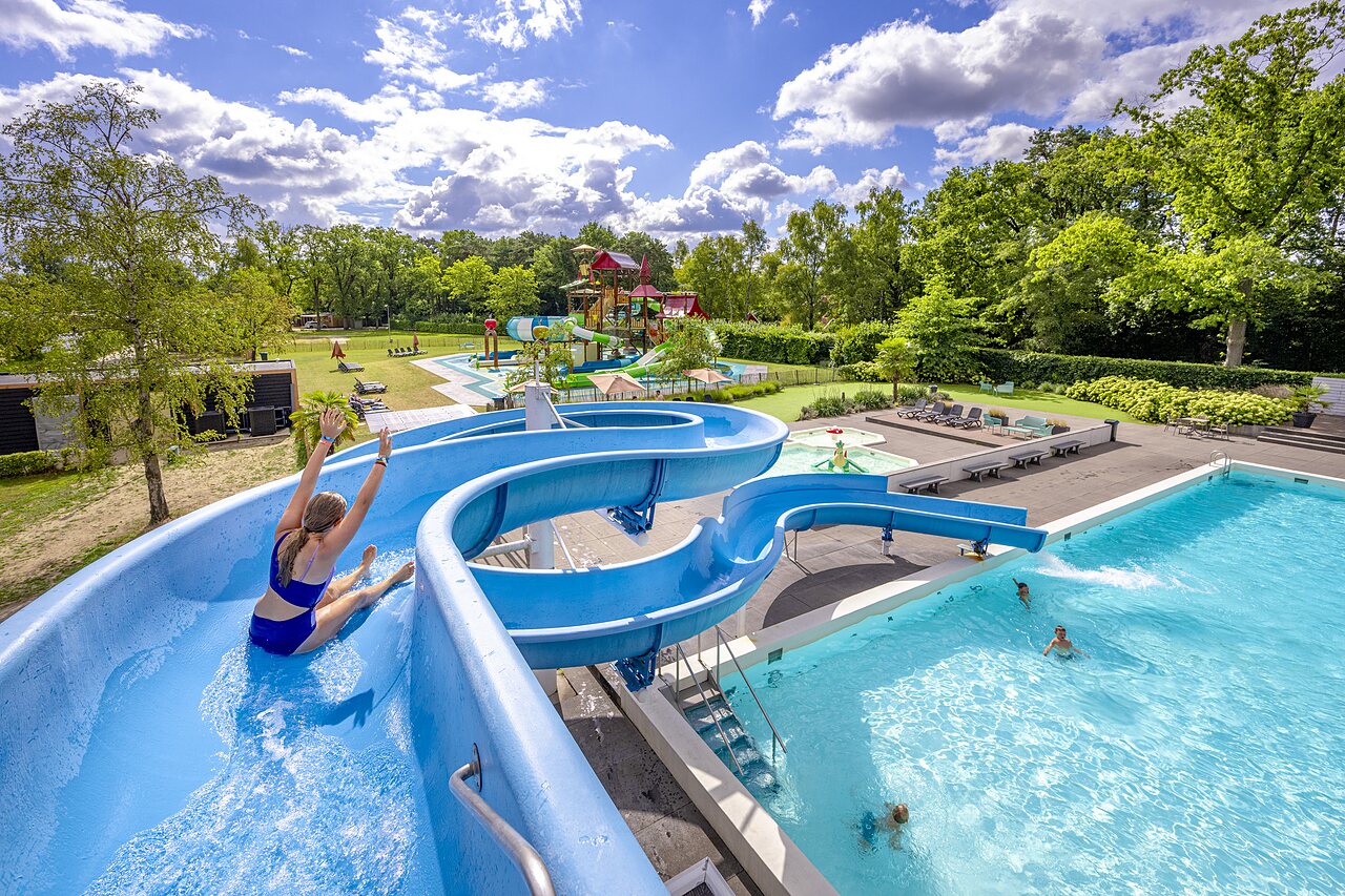 Tobog�n acu�tico, piscinas y juegos en el camping CAPFUN het Winkel en Winterswijk.
