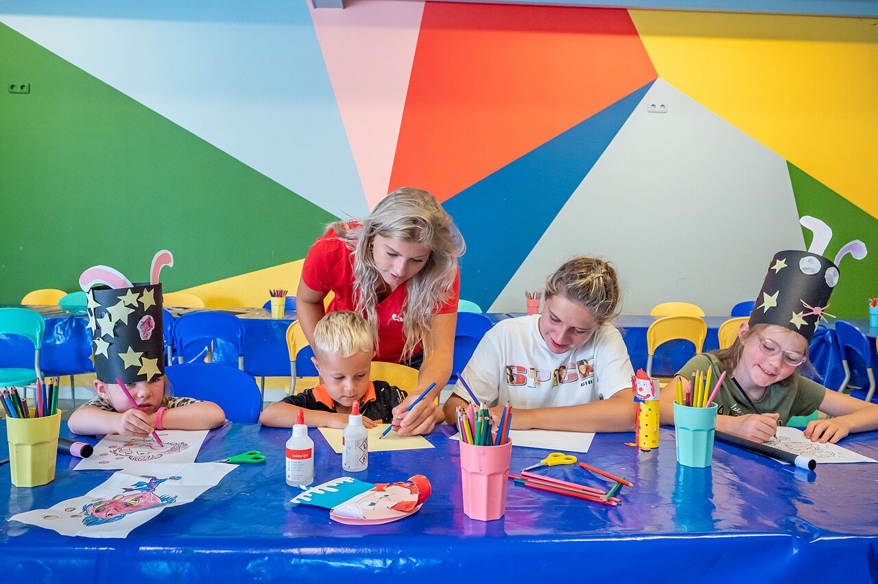 Ni�os en taller creativo con animador en el camping CAPFUN het Winkel en Winterswijk.