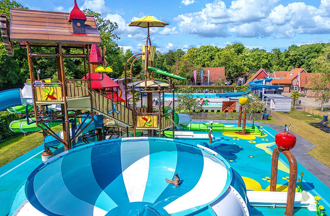 Parque acu�tico, toboganes y juegos de agua en CAPFUN het Winkel en Winterswijk.