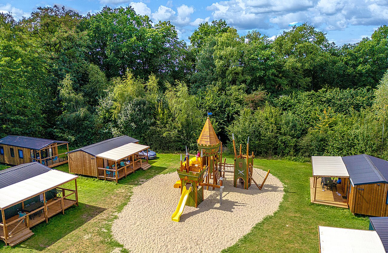 Zona de juegos con tobog�n y Mobil-homes en el camping CAPFUN het Winkel en Winterswijk.