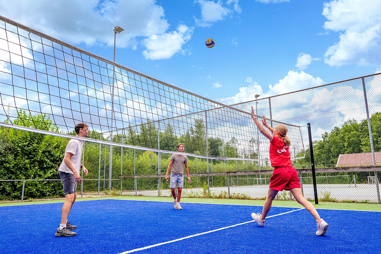 Cancha multideportiva de voleibol con jugadores en el camping CAPFUN het Winkel en Winterswijk.