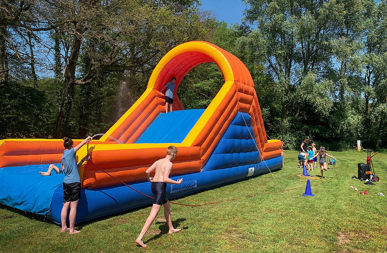 Tobog�n acu�tico hinchable gigante y ni�os jugando en el camping CAPFUN het Winkel en Winterswijk.