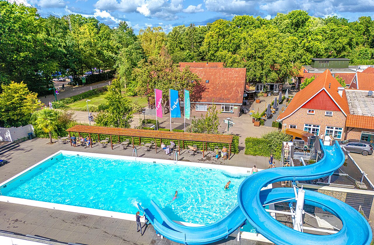 Piscina exterior con tobog�n acu�tico azul en el camping CAPFUN het Winkel en Winterswijk.