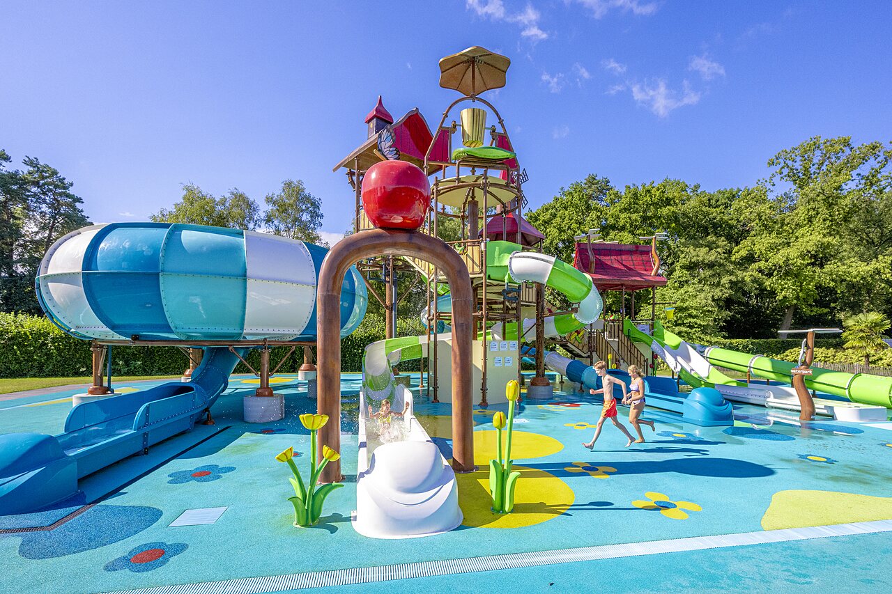 Zona de juegos acu�ticos con toboganes coloridos en el camping CAPFUN het Winkel en Winterswijk.