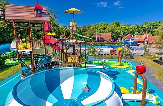 Toboganes acu�ticos y estructura de juegos de agua en el camping CAPFUN het Winkel en Winterswijk.