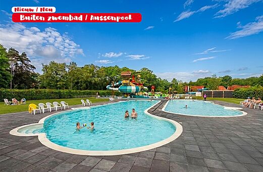 Piscina exterior con toboganes acu�ticos y sillas en el camping CAPFUN het Winkel en Winterswijk.