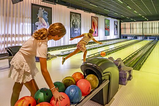 Ni�os jugando a los bolos en la sala de juegos del camping CAPFUN het Winkel.