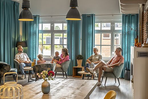 Moderna y c�moda sala de estar para familias en el camping CAPFUN het Winkel en Winterswijk.