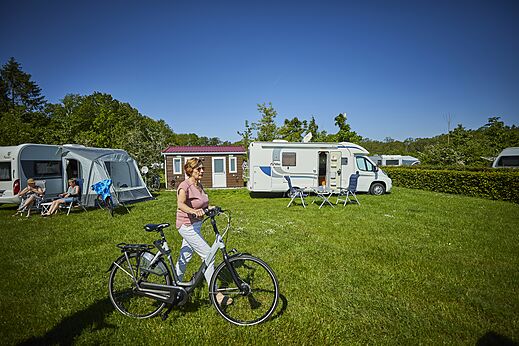 Parcelas de camping con caravana, autocaravana y bicicletas en CAPFUN het Winkel, Winterswijk.