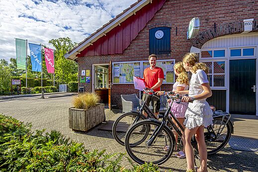 Recepci�n del camping con personal y clientes en bicicleta en el camping CAPFUN het Winkel a Winterswijk.