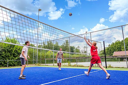 Cancha multideporte para jugar voleibol en el camping CAPFUN het Winkel en Winterswijk.