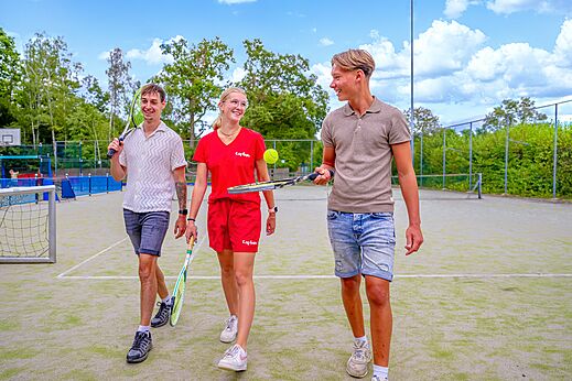 J�venes tenistas en la cancha multideporte del CAPFUN het Winkel en Winterswijk.