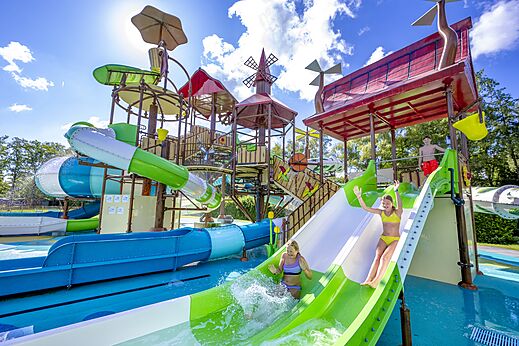 Toboganes acu�ticos y juegos de agua para ni�os en el camping CAPFUN het Winkel en Winterswijk.