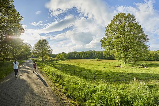 Sendero verde con ni�o en patinete y adulto al camping CAPFUN het Winkel en Winterswijk.