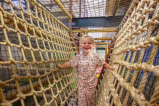 Puente de cuerdas, ni�a sonriente, en el camping CAPFUN het Winkel en Winterswijk.