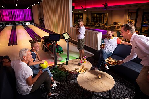 Pistas de bolos modernas y familia divirti�ndose en el camping CAPFUN het Winkel en Winterswijk.