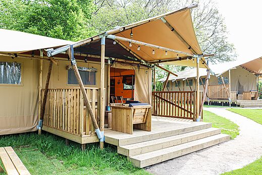 Tienda safari con terraza de madera en el camping CAPFUN het Winkel en Winterswijk.