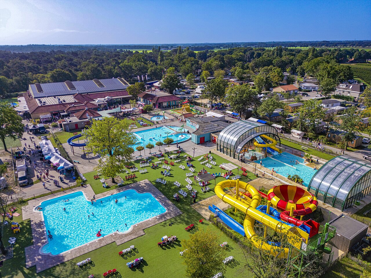 Vista a�rea del parque acu�tico con toboganes gigantes en el camping CAPFUN de Wondermolen en Molenschot.