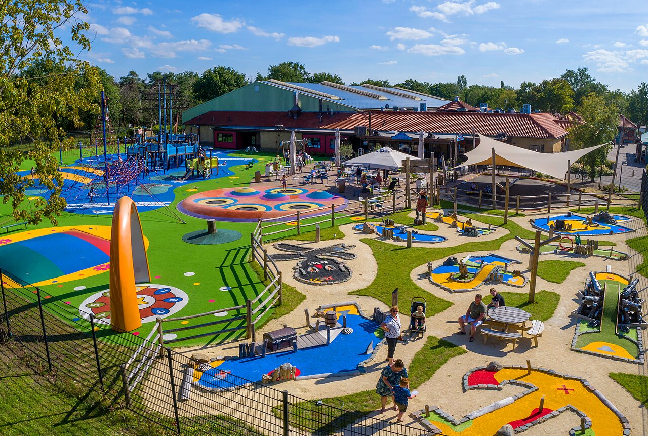Gran parque infantil, minigolf y restaurante en el camping CAPFUN de Wondermolen en Molenschot.