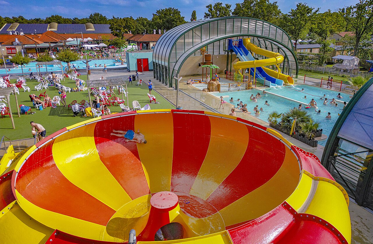 Tobog�n acu�tico gigante y piscinas animadas en el camping CAPFUN de Wondermolen en Molenschot.