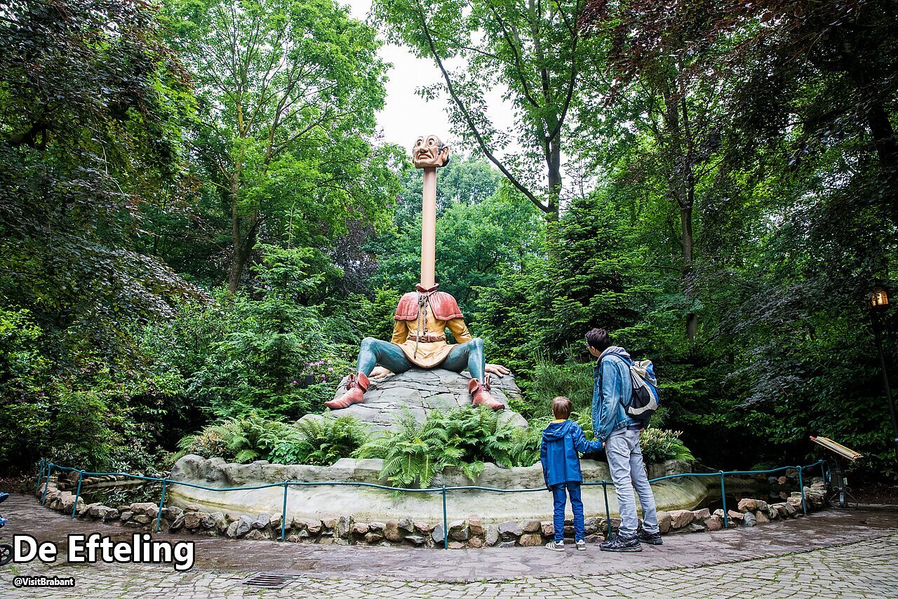 Estatua de Lange Nek en el parque tem�tico Efteling, cerca de Kaatsheuvel, Brabante.