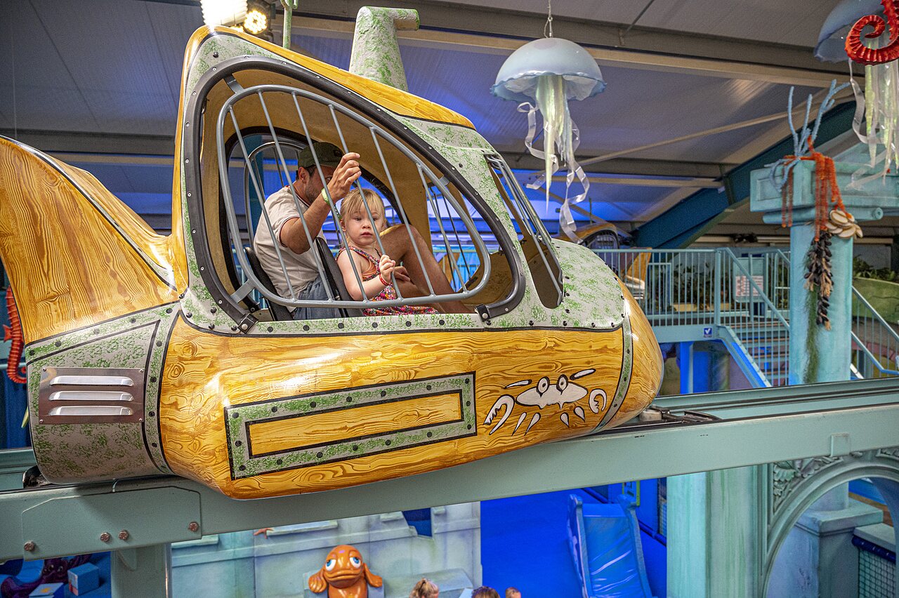 Atracci�n submarina suspendida con ni�o y adulto en el camping CAPFUN de Wondermolen en Molenschot.