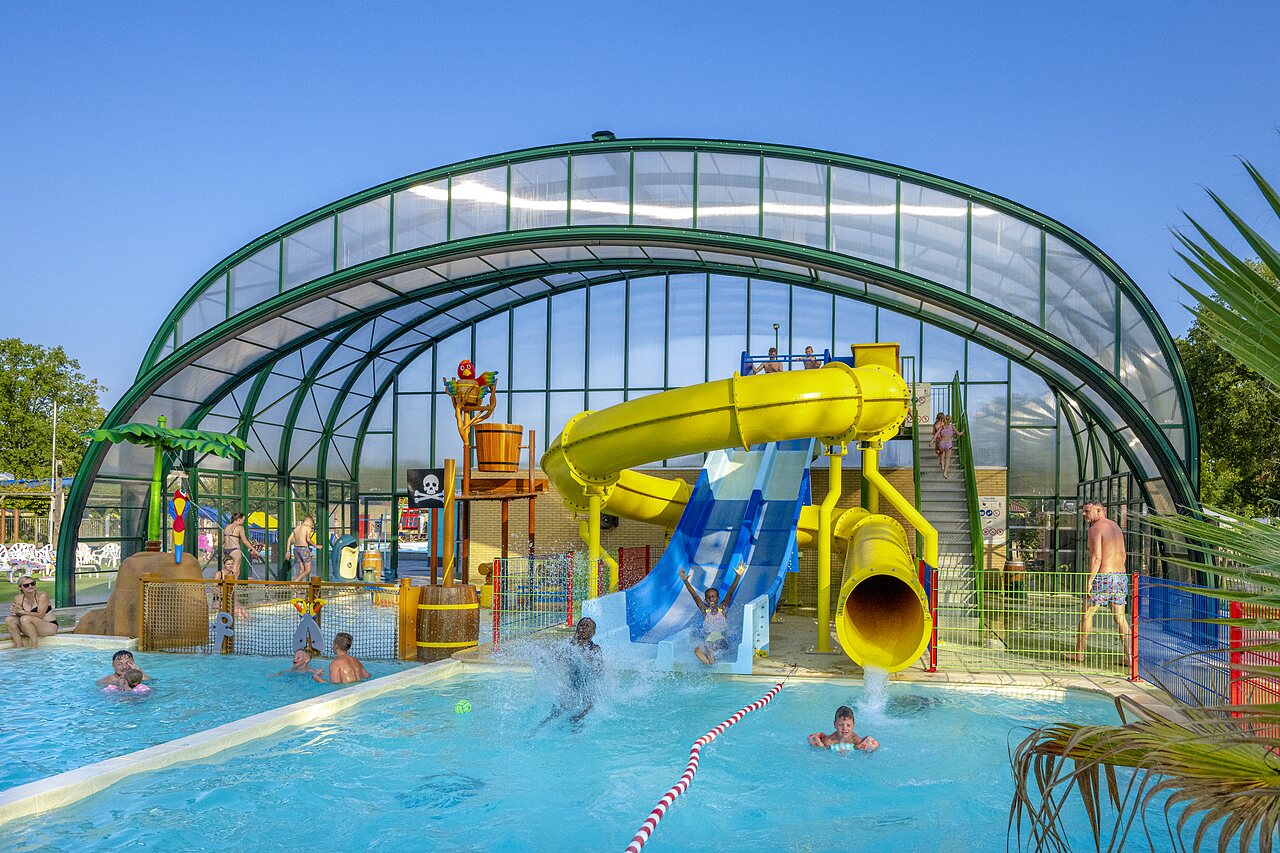 Piscina cubierta con toboganes acu�ticos y juegos infantiles en el camping CAPFUN de Wondermolen en Molenschot.