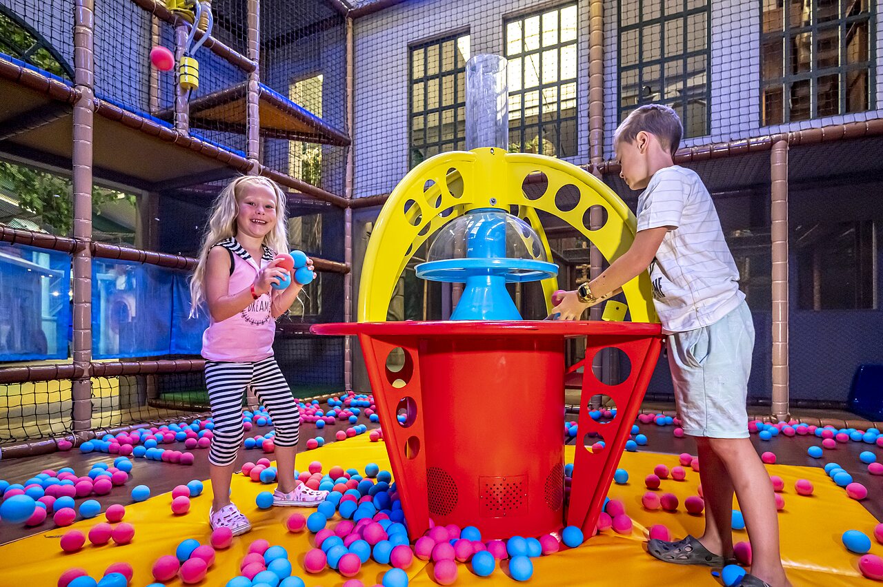 Zona de juegos interior con piscina de bolas para ni�os en CAPFUN Wondermolen Molenschot.