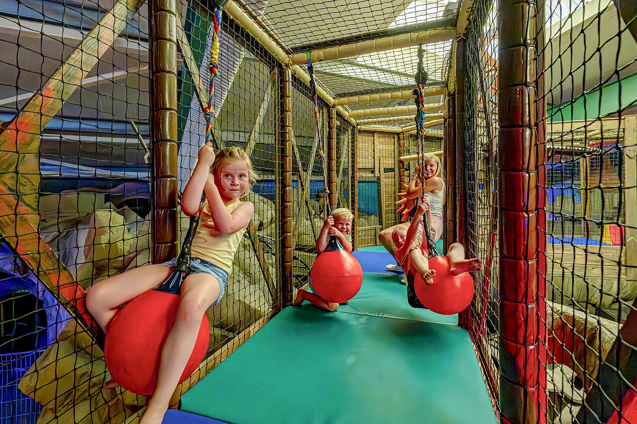 Zona de juegos interior con columpios de bolas, camping CAPFUN Wondermolen en Molenschot.