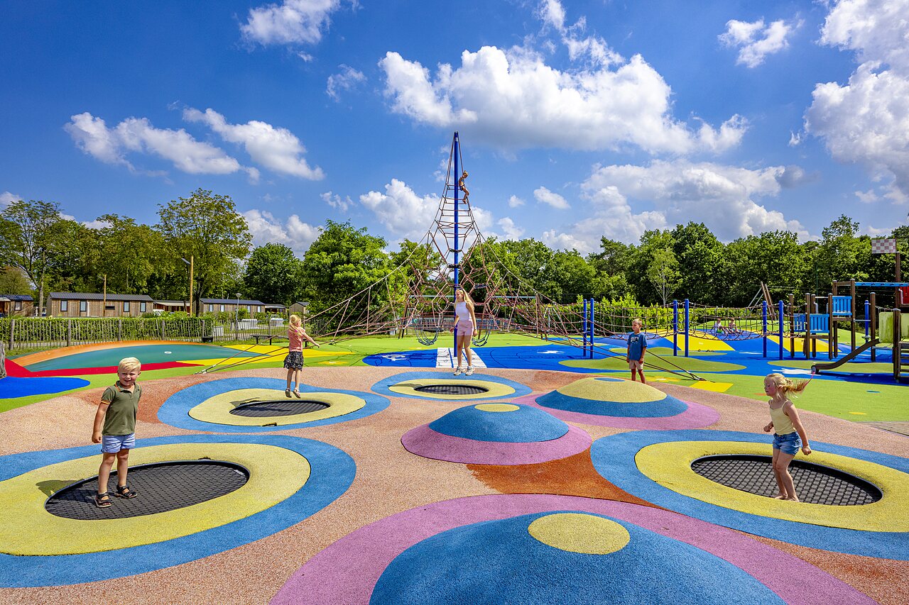 Trampolines y escalada para ni�os en camping CAPFUN Wondermolen Molenschot.