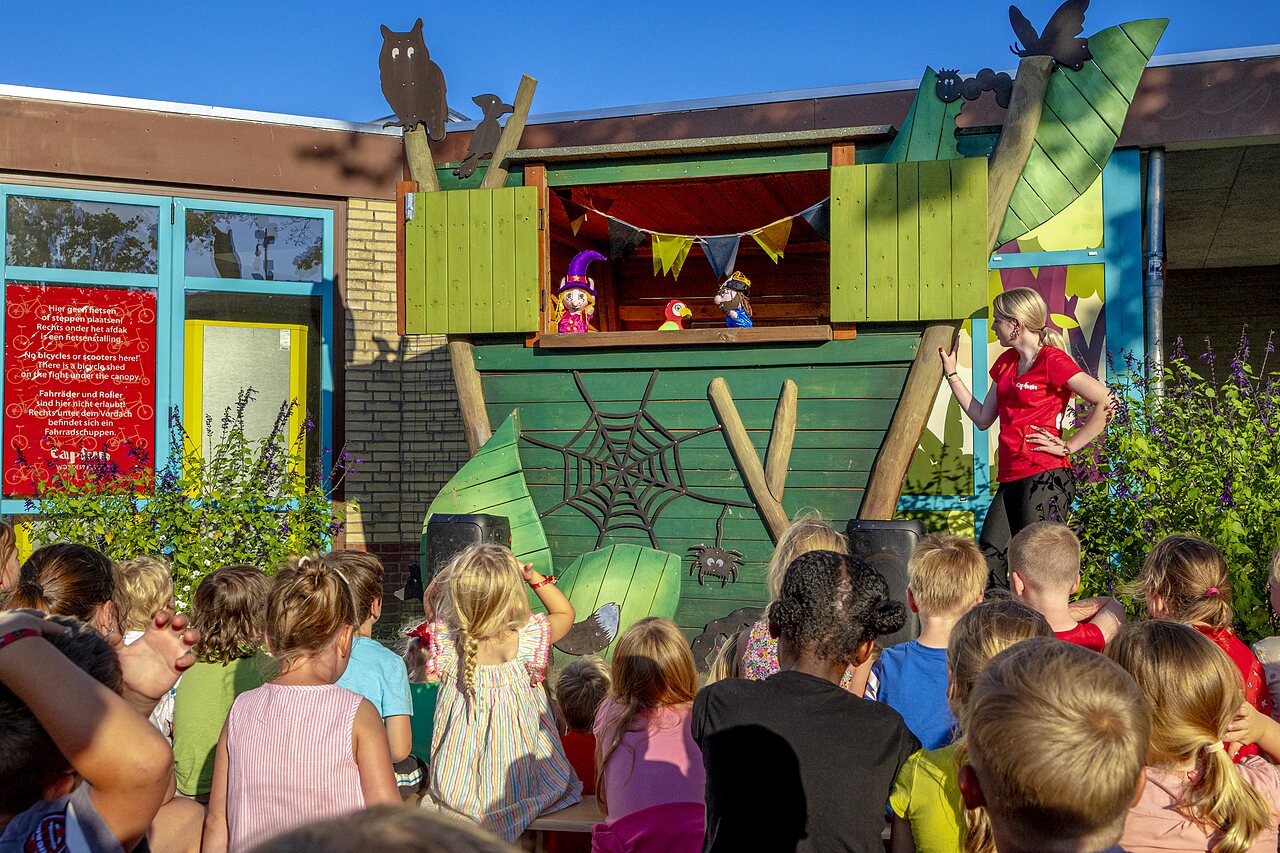 Espect�culo de marionetas para ni�os y animadora en el camping CAPFUN de Wondermolen en Molenschot.