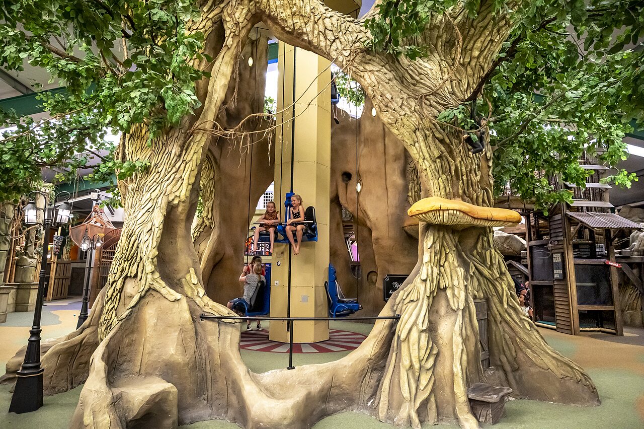 Atracci�n vertical infantil, parque interior en camping CAPFUN de Wondermolen en Molenschot.