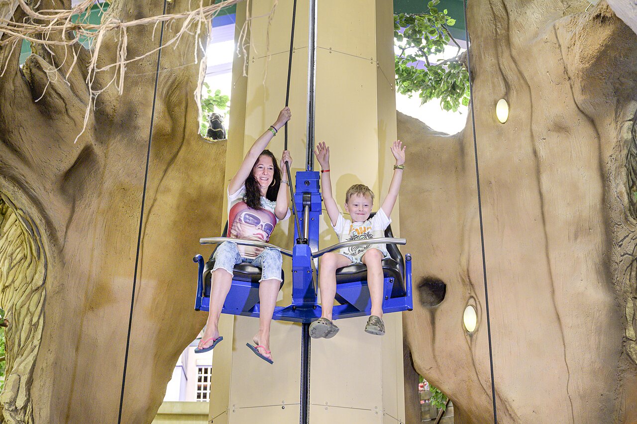 Madre e hijo en atracci�n vertical interior en camping CAPFUN Wondermolen Molenschot.