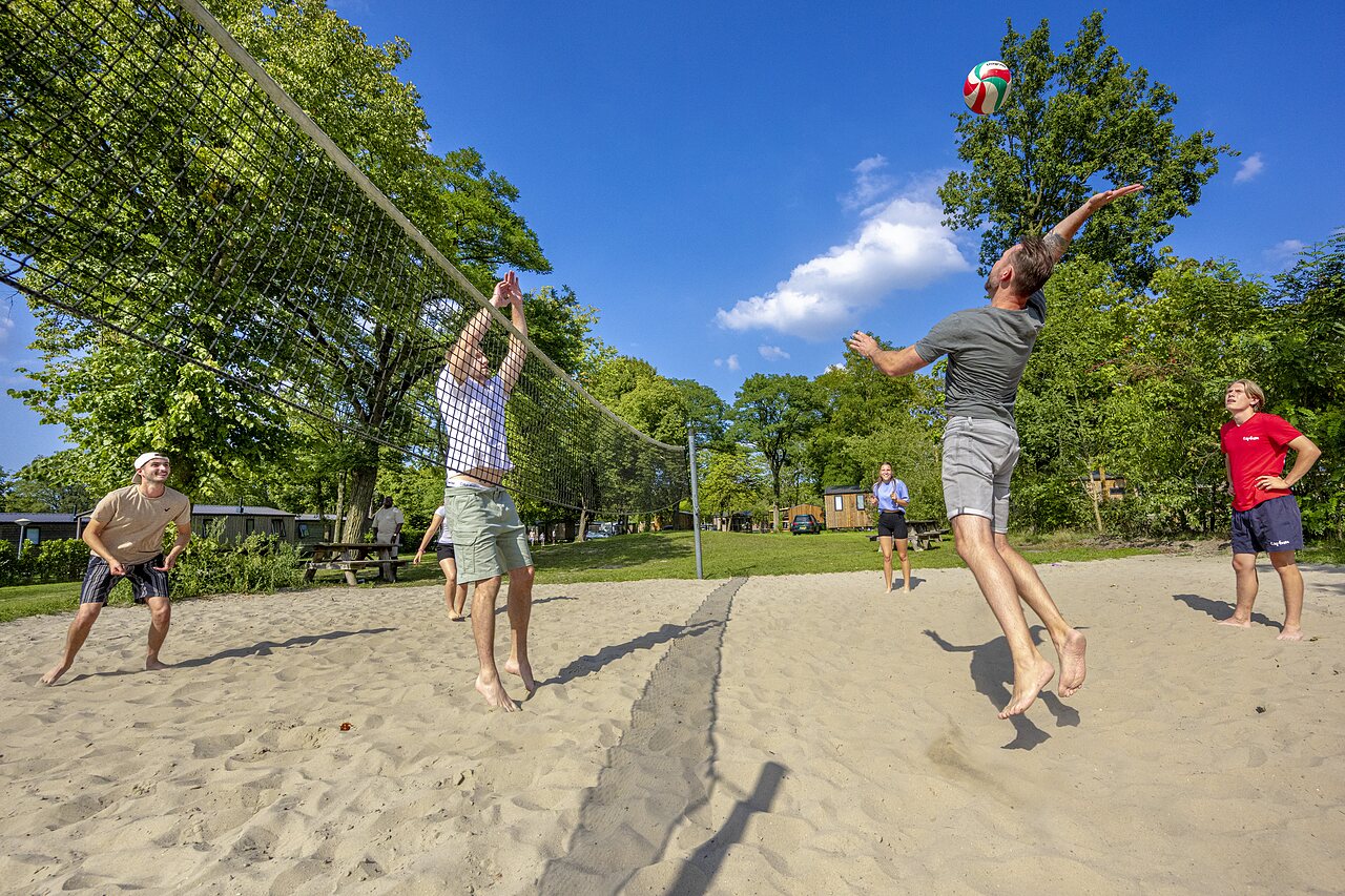 Jugadores de voleibol de playa en cancha de arena en el camping CAPFUN de Wondermolen en Molenschot.