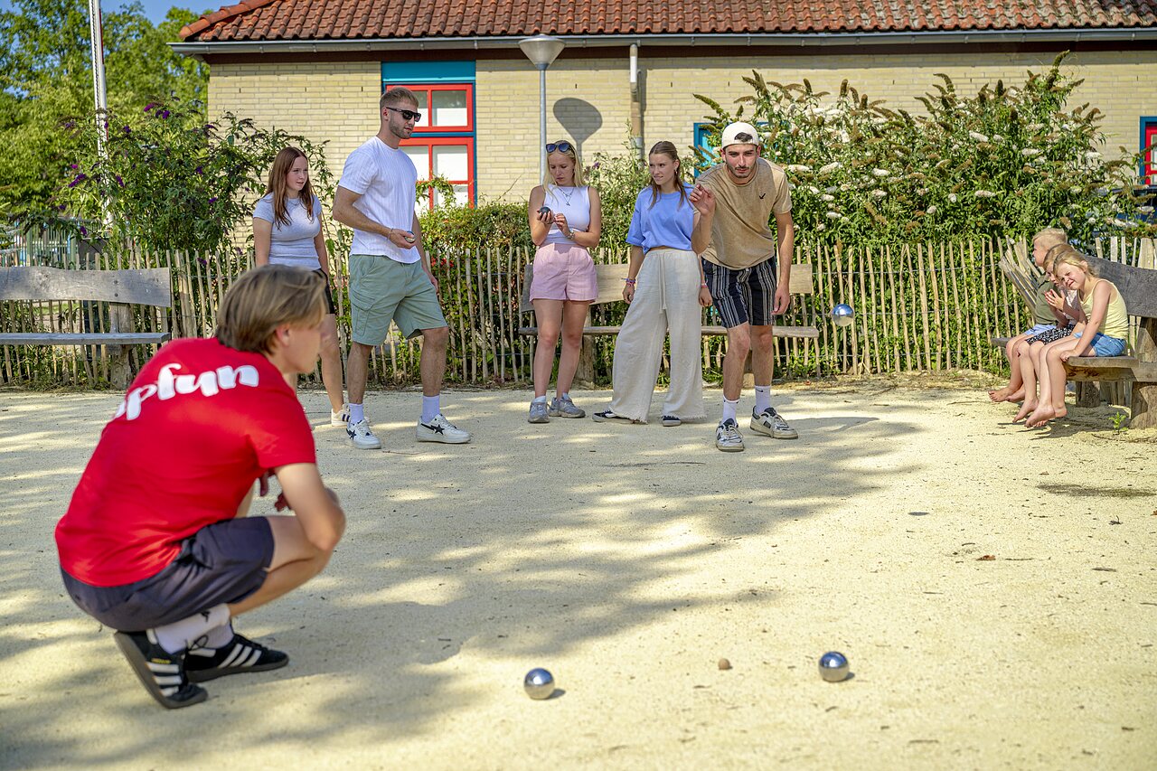 J�venes jugando a la petanca en el camping CAPFUN de Wondermolen en Molenschot.