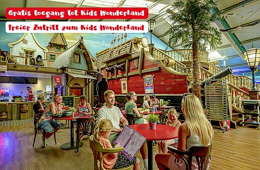 Restaurante interior temático pirata con familias en el camping CAPFUN de Wondermolen.