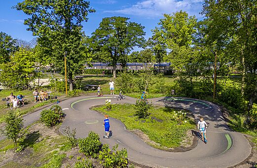 Pumptrack para niños con patinetes y bicicletas en camping CAPFUN Wondermolen Molenschot.