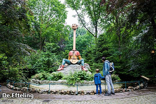 Estatua de cuento de hadas en Efteling, parque de atracciones en Kaatsheuvel, Brabante.