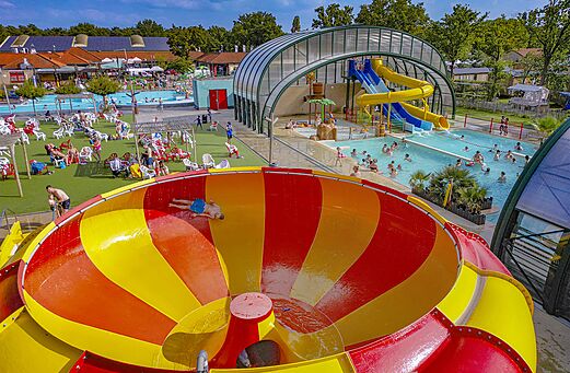 Toboganes acuáticos y piscinas exteriores en camping CAPFUN Wondermolen Molenschot.
