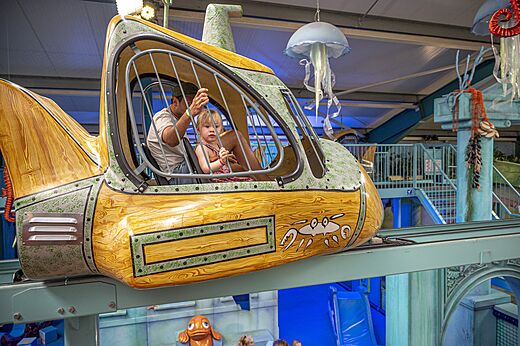 Padre e hija en atracción submarina interior, camping CAPFUN Wondermolen Molenschot.