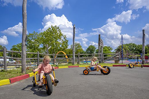 Niños en karts a pedales, área de juegos CAPFUN de Wondermolen en Molenschot.