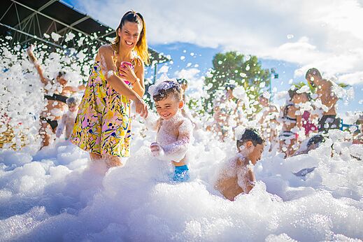 Fiesta de espuma para niños y adultos en camping CAPFUN de Wondermolen.