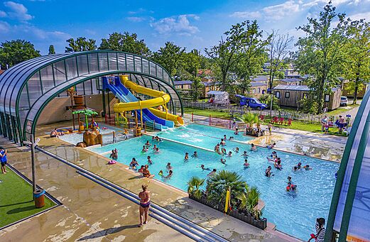Piscina exterior, toboganes y juegos acuáticos en el camping CAPFUN de Wondermolen en Molenschot.
