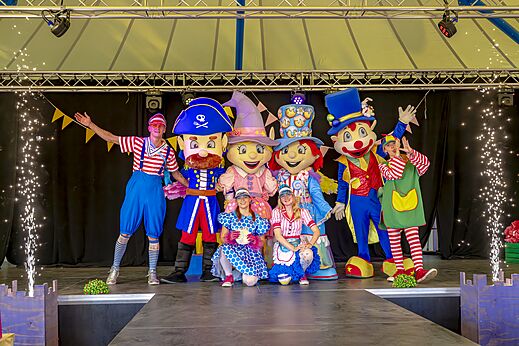 Espectáculo de animación con mascotas y animadores en el camping CAPFUN de Wondermolen en Molenschot.