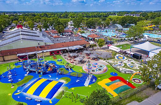 Gran área de juegos colorida con barco pirata y trampolines en el camping CAPFUN de Wondermolen en Molenschot.