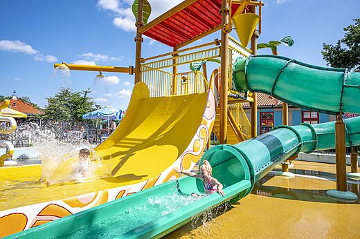 Toboganes acuáticos y juegos de agua para niños en camping CAPFUN Wondermolen Molenschot.