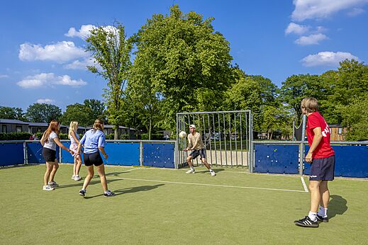 Jóvenes jugando al fútbol en la cancha multideportiva CAPFUN de Wondermolen en Molenschot.