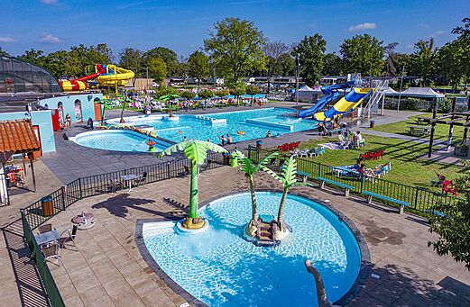 Piscinas exteriores, toboganes acuáticos y juegos de agua en el camping CAPFUN de Wondermolen a Molenschot.